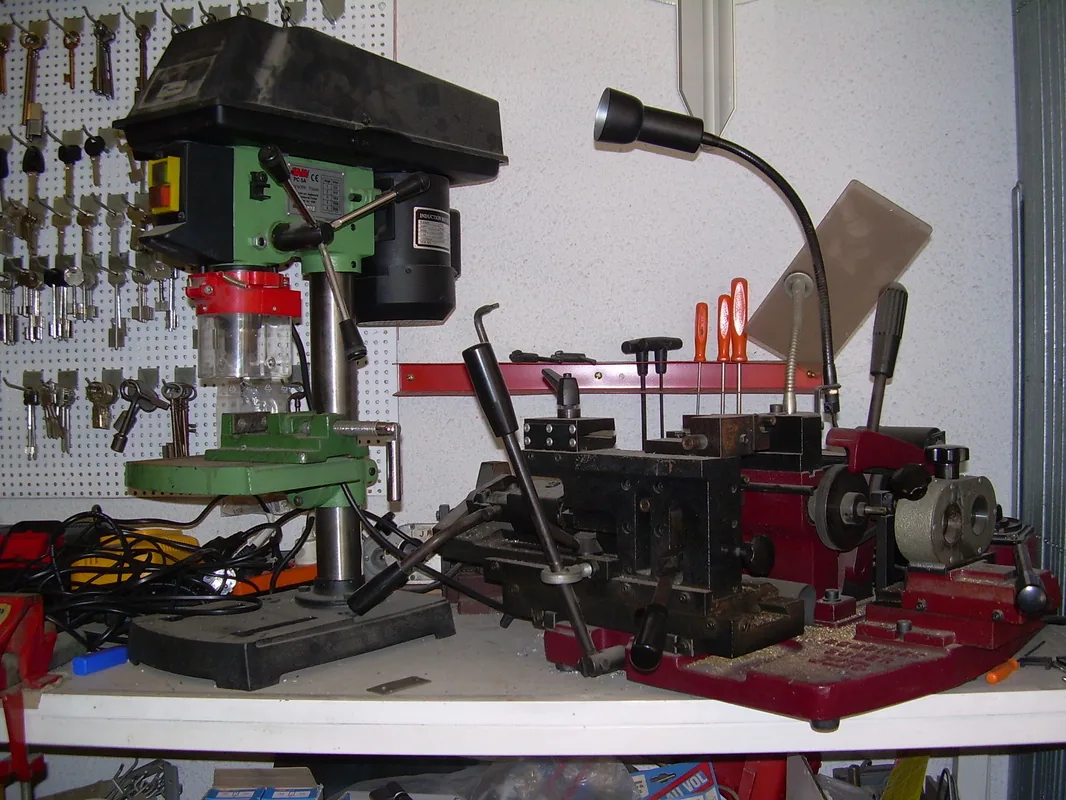 Atelier de Serrurerie Vençoise avec panneaux de clés et machines-outils